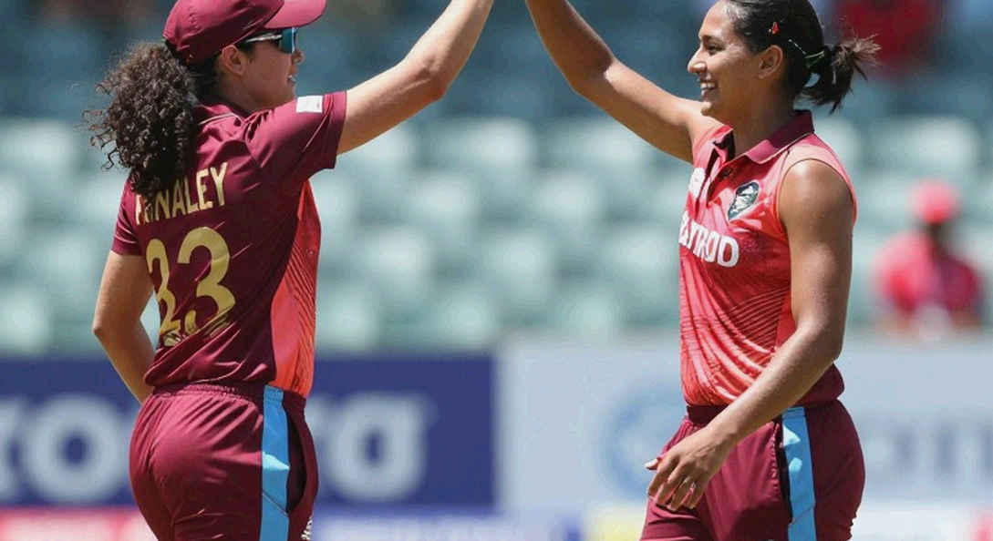 দুবাইয়ের দুই রঙের গ্যালারি: টুর্নামেন্ট ক্রিকেটে হোম অ্যাডভান্টেজ এখন কার?