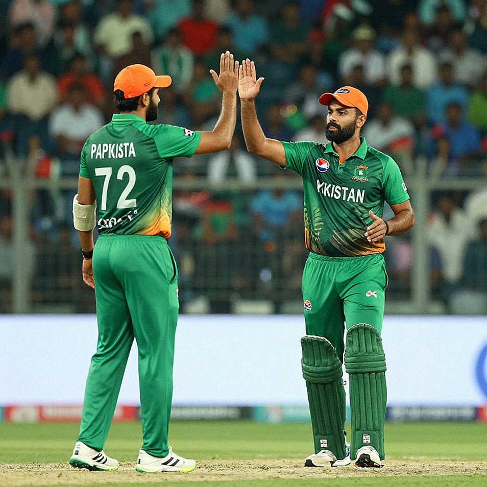 রানিং শুয়ে দাঁড়ানো লায়ন: গকেবারহার সবুজ ঘাসে অস্ট্রেলিয়ার পাঁচ-সিমার জুয়া রানিং শুয়ে দাঁড়ানো লায়ন: গকেবারহার সবুজ ঘাসে অস্ট্রেলিয়ার পাঁচ-সিমার জুয়া