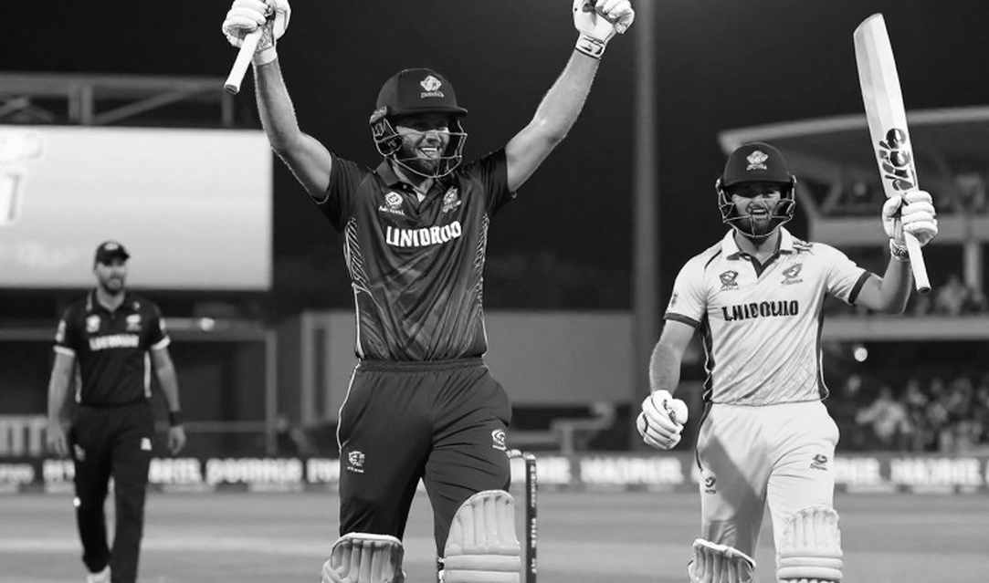 ফ্লাডলাইটের নিচে যে স্পেল কেউ লিখে রাখে না ফ্লাডলাইটের নিচে যে স্পেল কেউ লিখে রাখে না